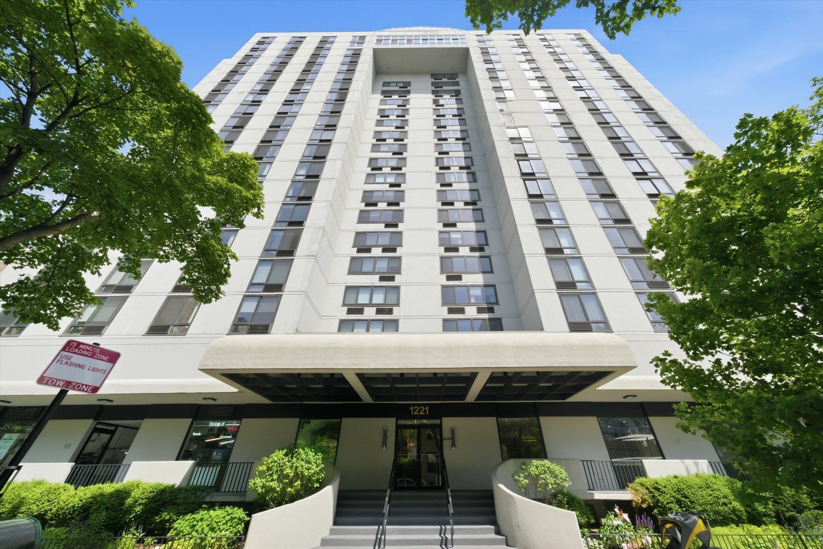 1221 N Dearborn Street Unit: 608S