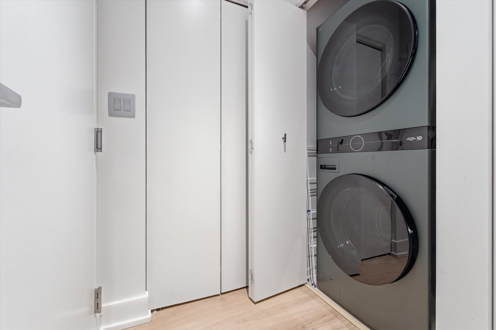 2045 W Concord Place Unit: 606