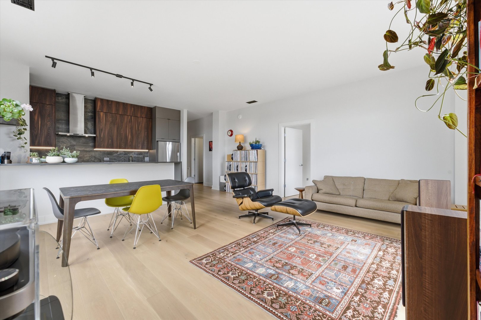 2045 W Concord Place Unit: 606