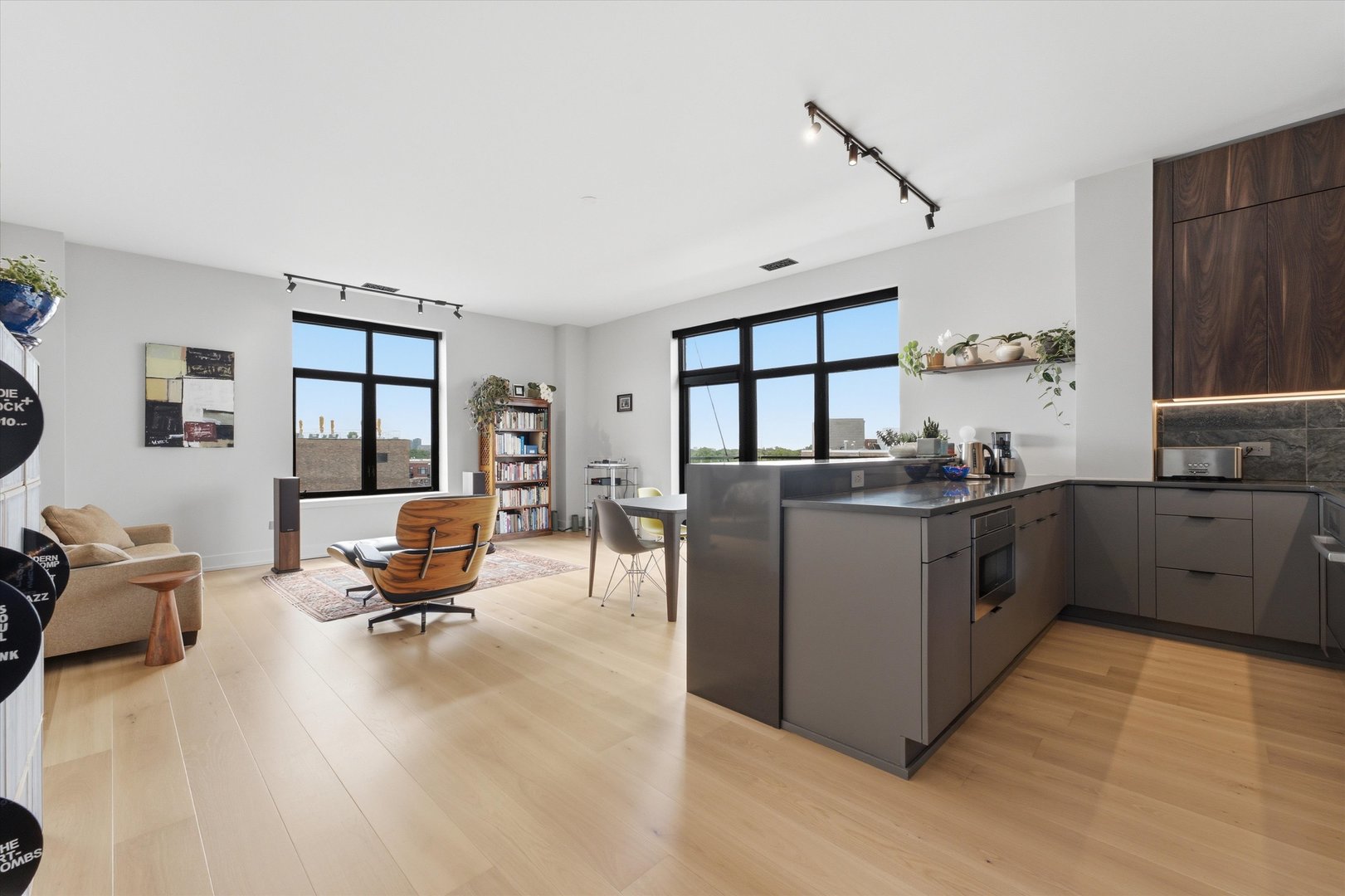 2045 W Concord Place Unit: 606