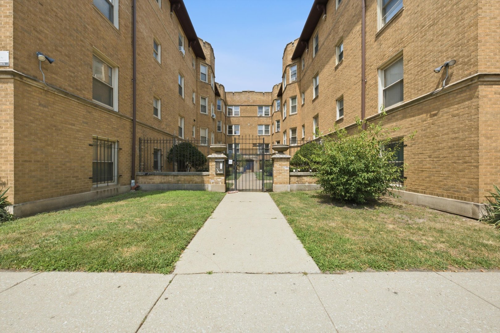 2212 E 70th Street Unit: 1B