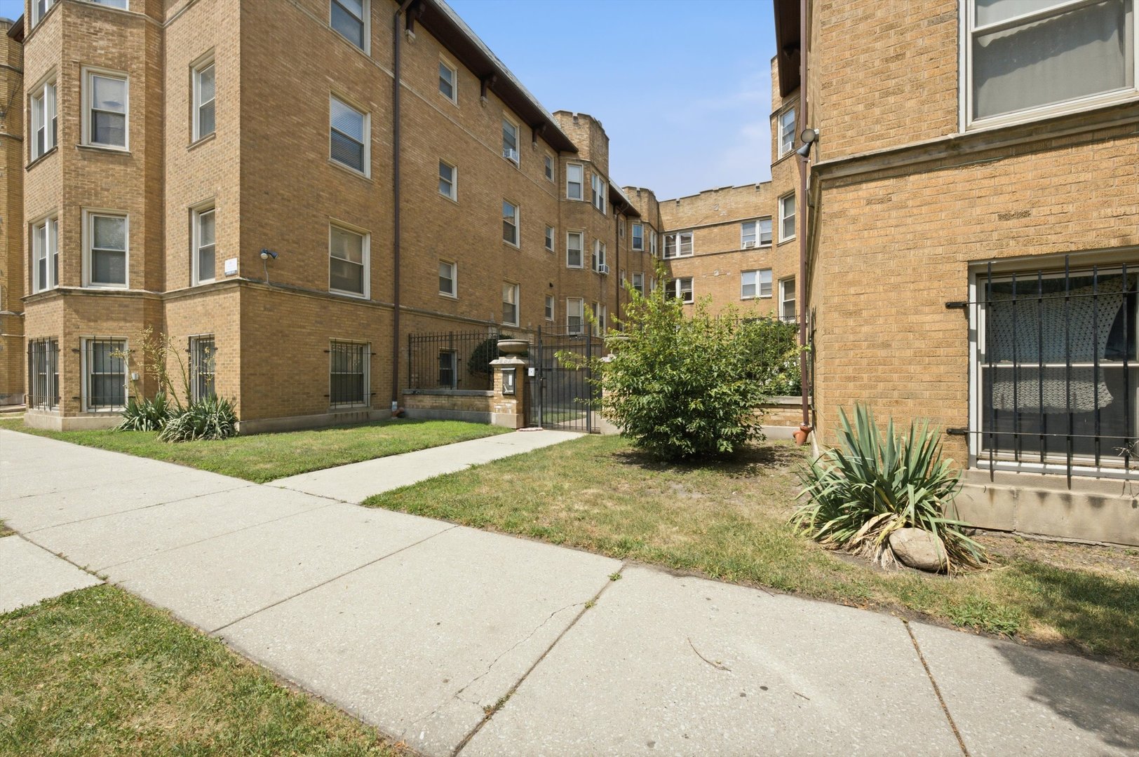 2212 E 70th Street Unit: 1B