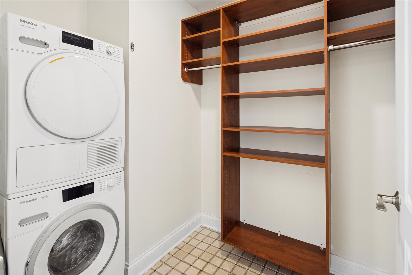 1445 N Wells Street Unit: 2
