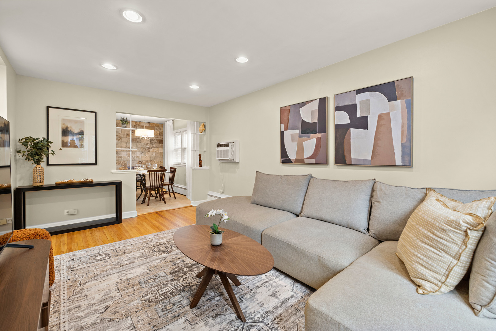 2739 W Summerdale Avenue Unit: 2W