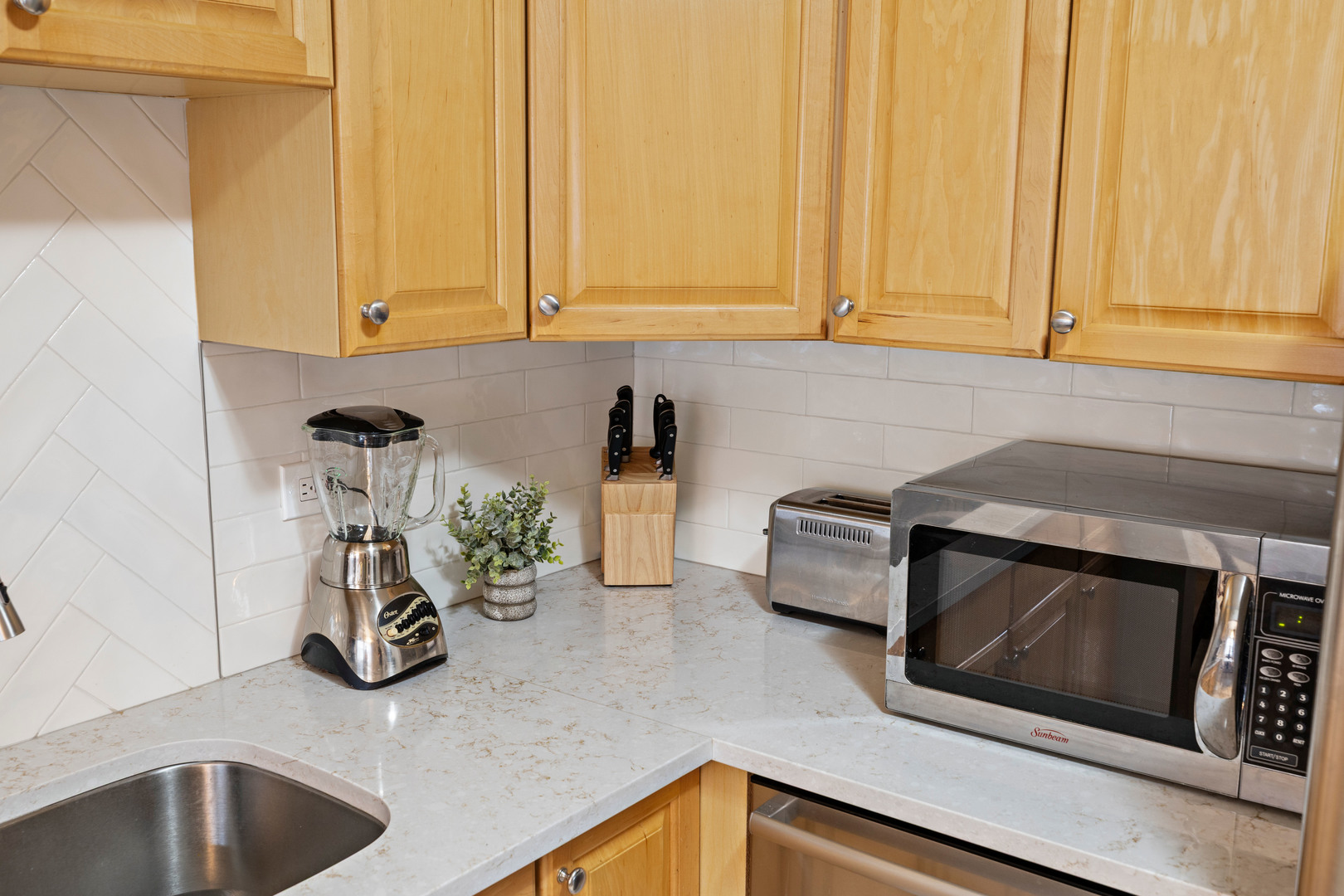 2739 W Summerdale Avenue Unit: 2W