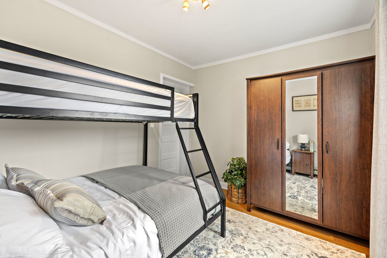 2739 W Summerdale Avenue Unit: 2W