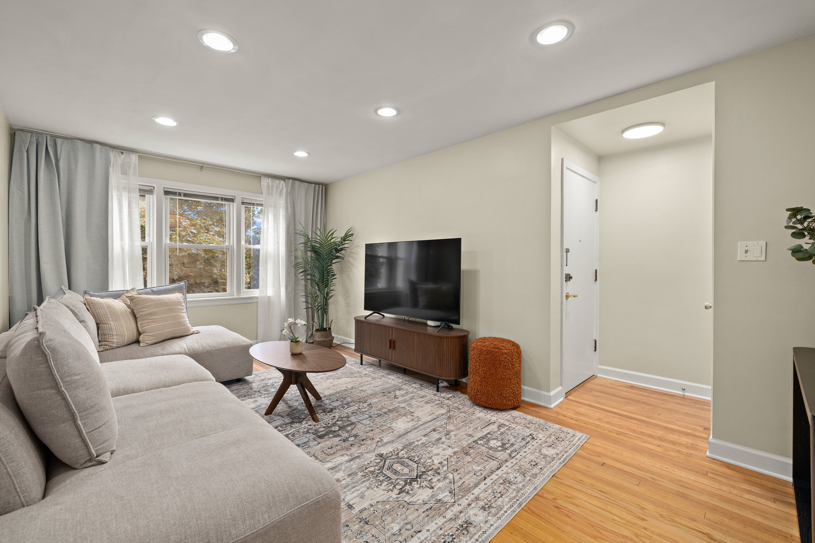 2739 W Summerdale Avenue Unit: 2W