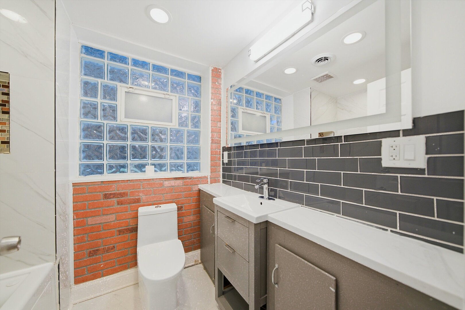 2744 N Bosworth Avenue Unit: G