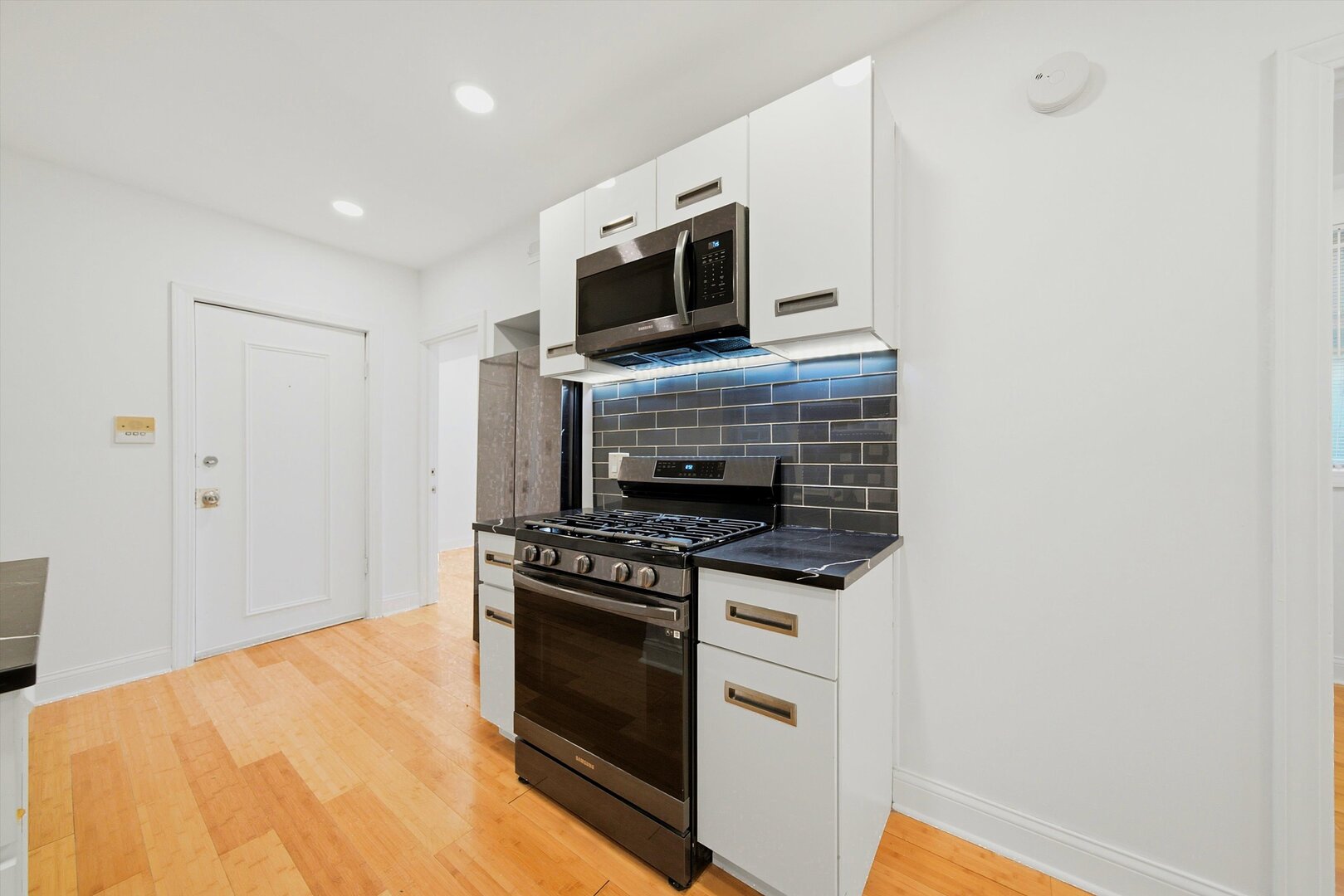 2744 N Bosworth Avenue Unit: G