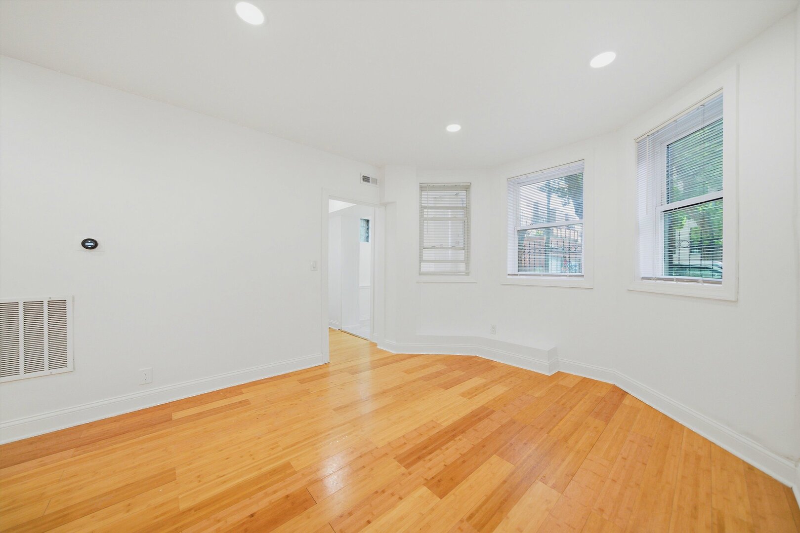 2744 N Bosworth Avenue Unit: G