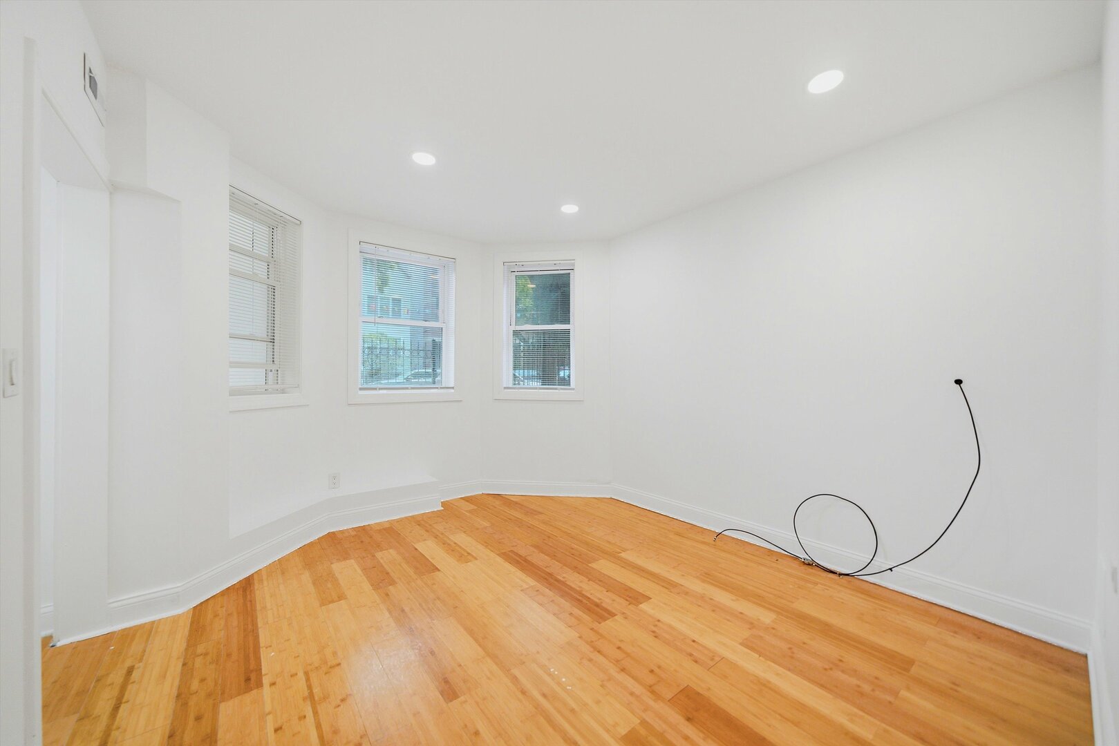 2744 N Bosworth Avenue Unit: G