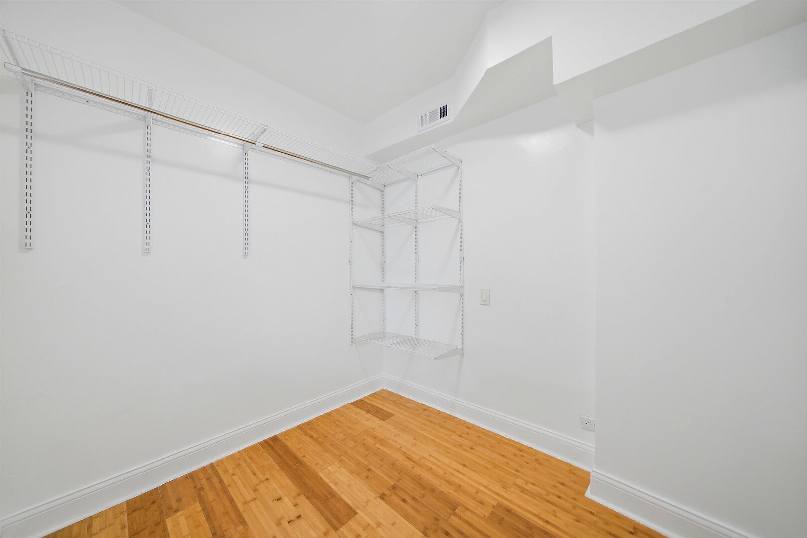 2744 N Bosworth Avenue Unit: G