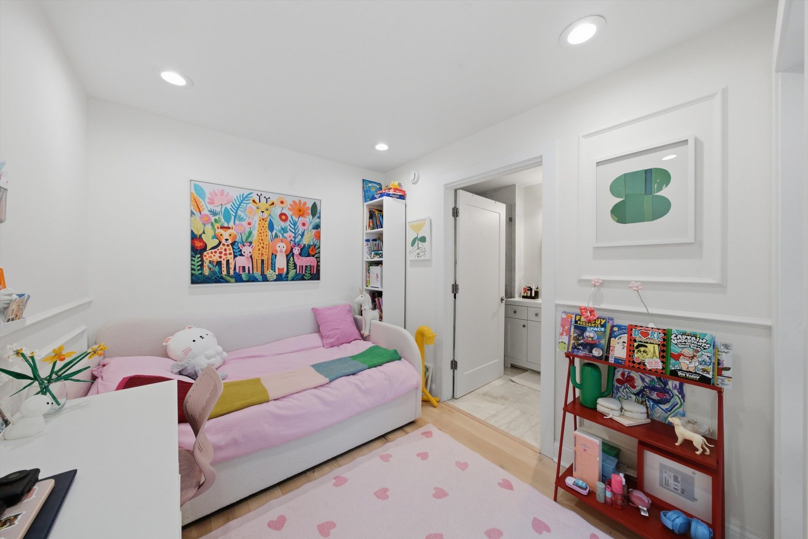 845 N KINGSBURY Street Unit: 209