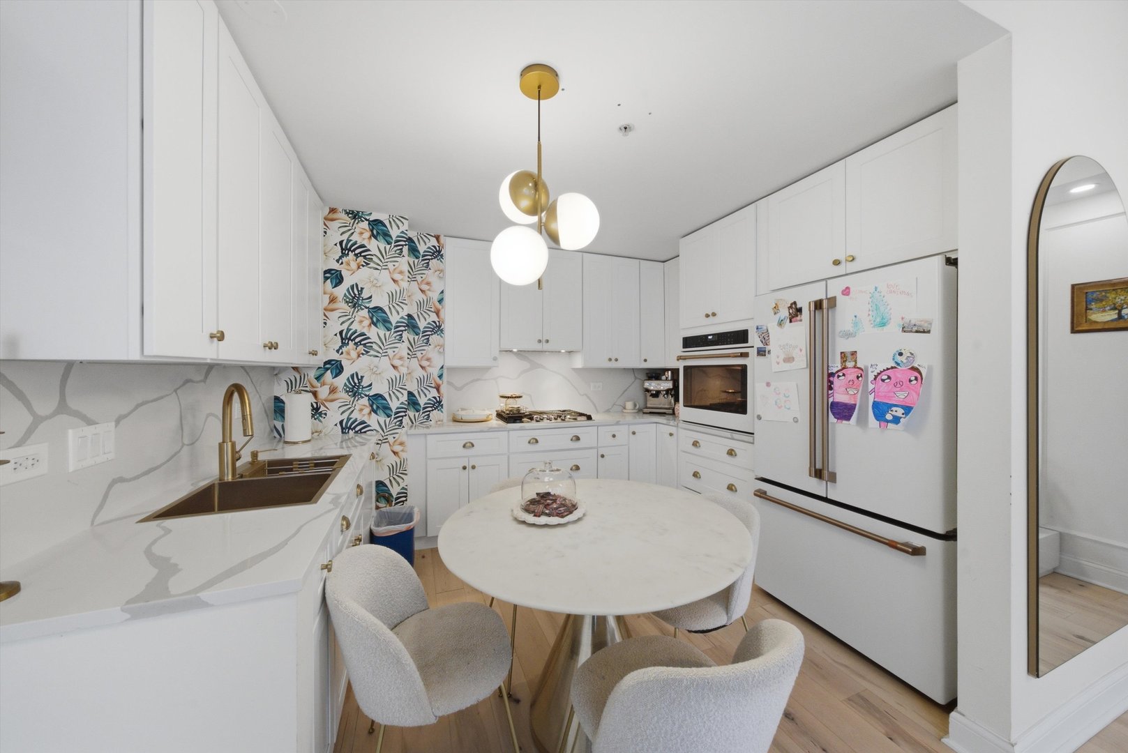 845 N KINGSBURY Street Unit: 209