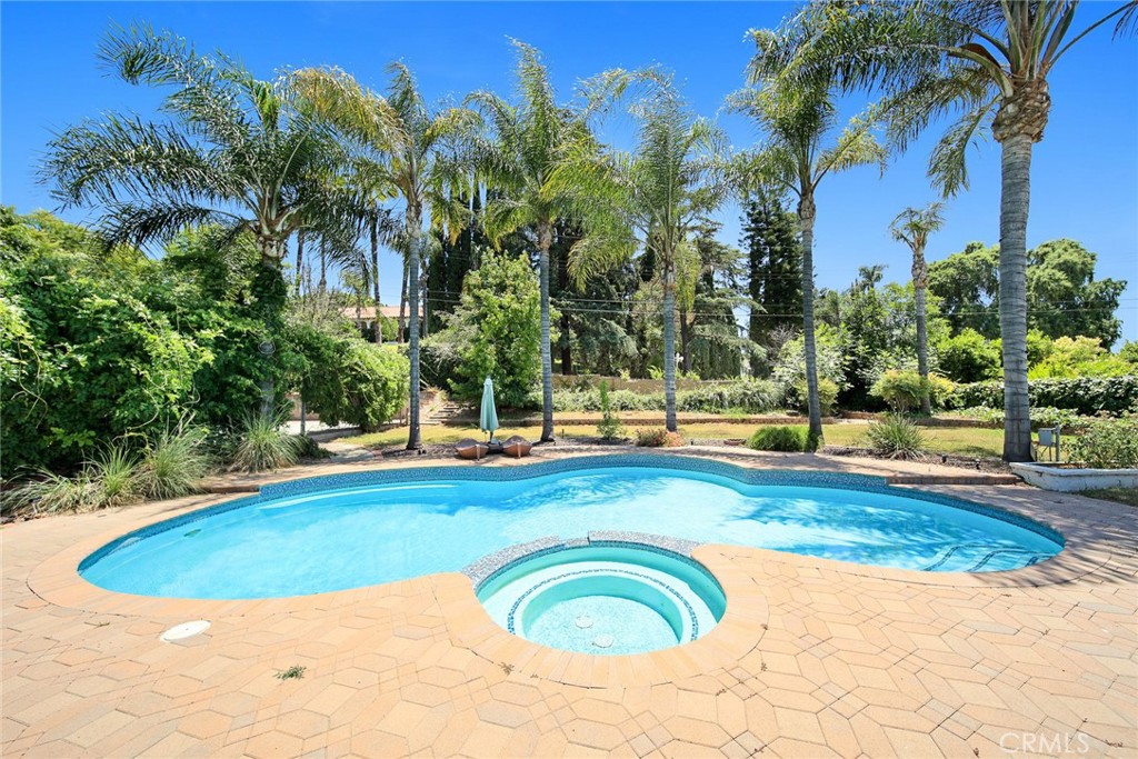 3012 E Charlinda Street