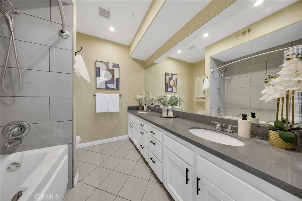 1541 S Bedford 205