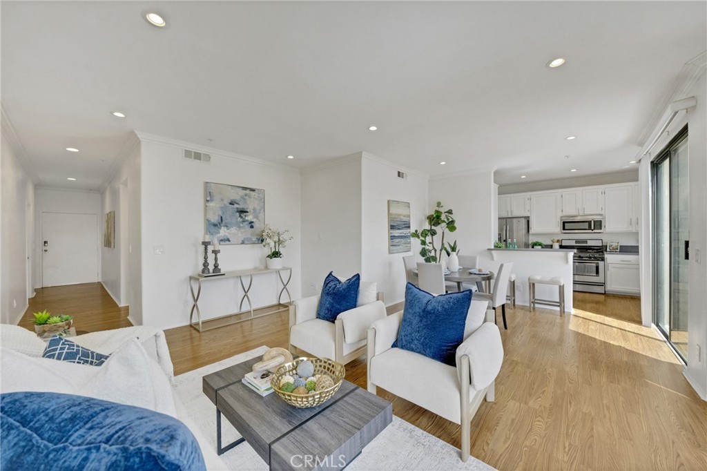 1541 S Bedford 205
