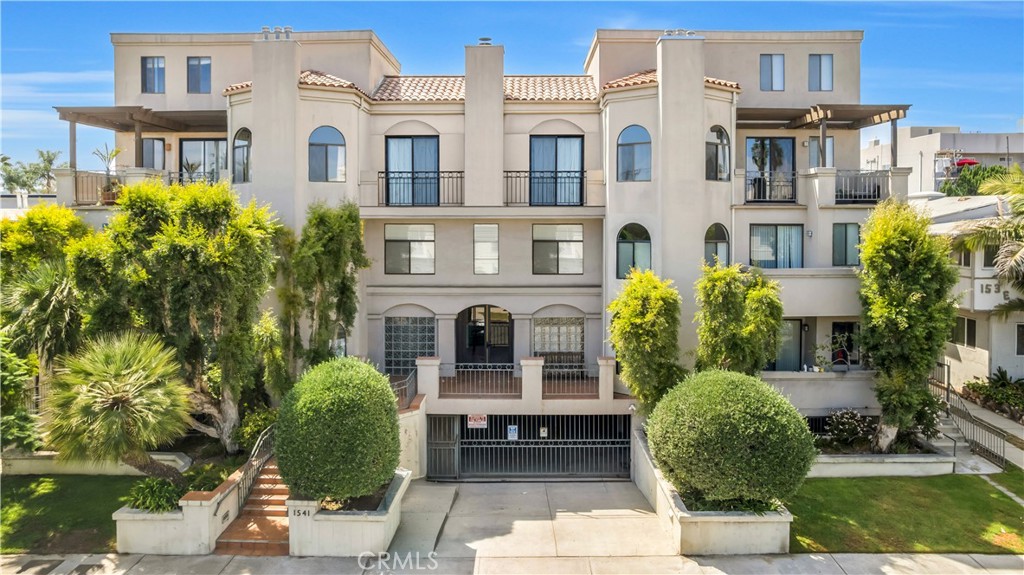 1541 S Bedford 205