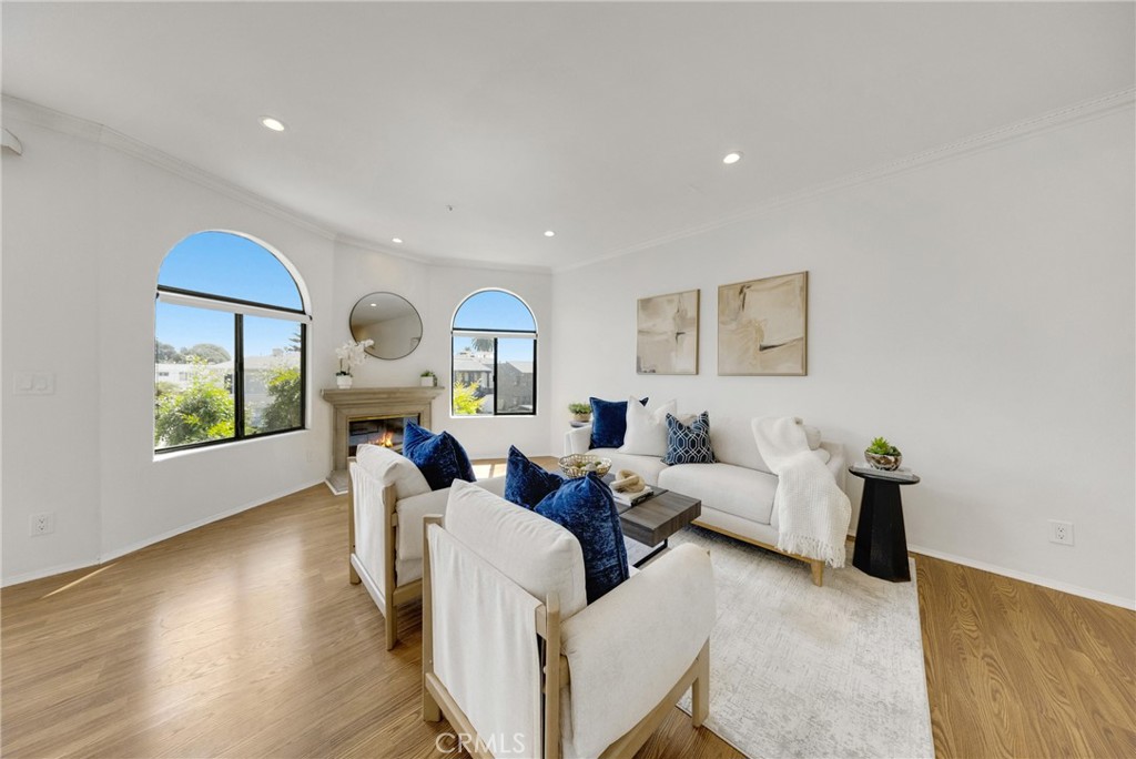 1541 S Bedford 205