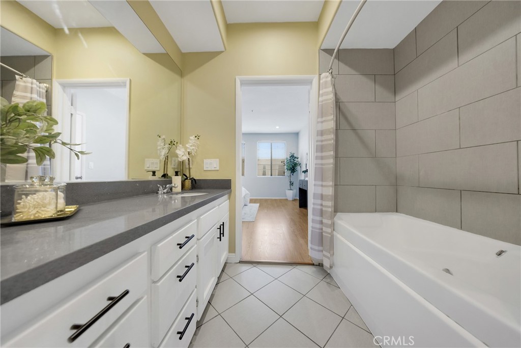 1541 S Bedford 205