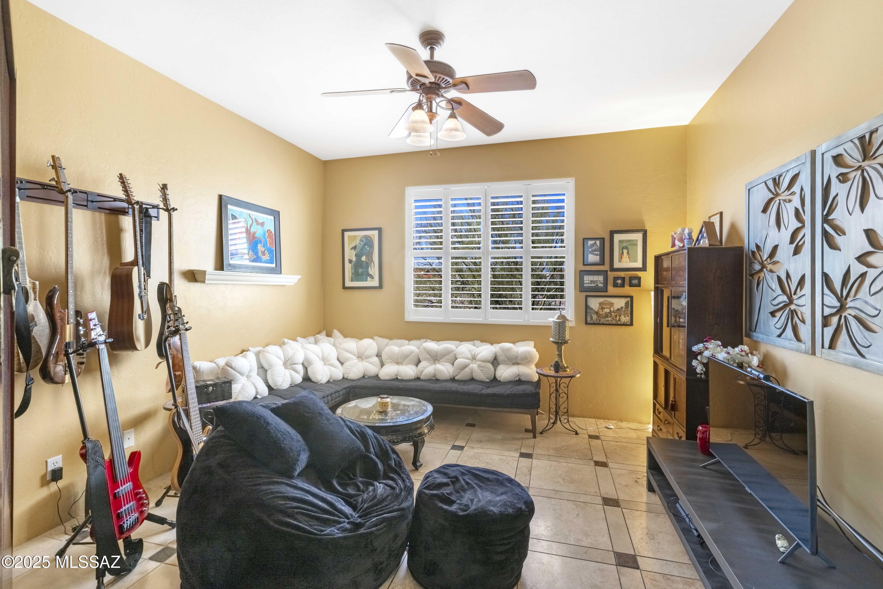 229 W Naranja Drive