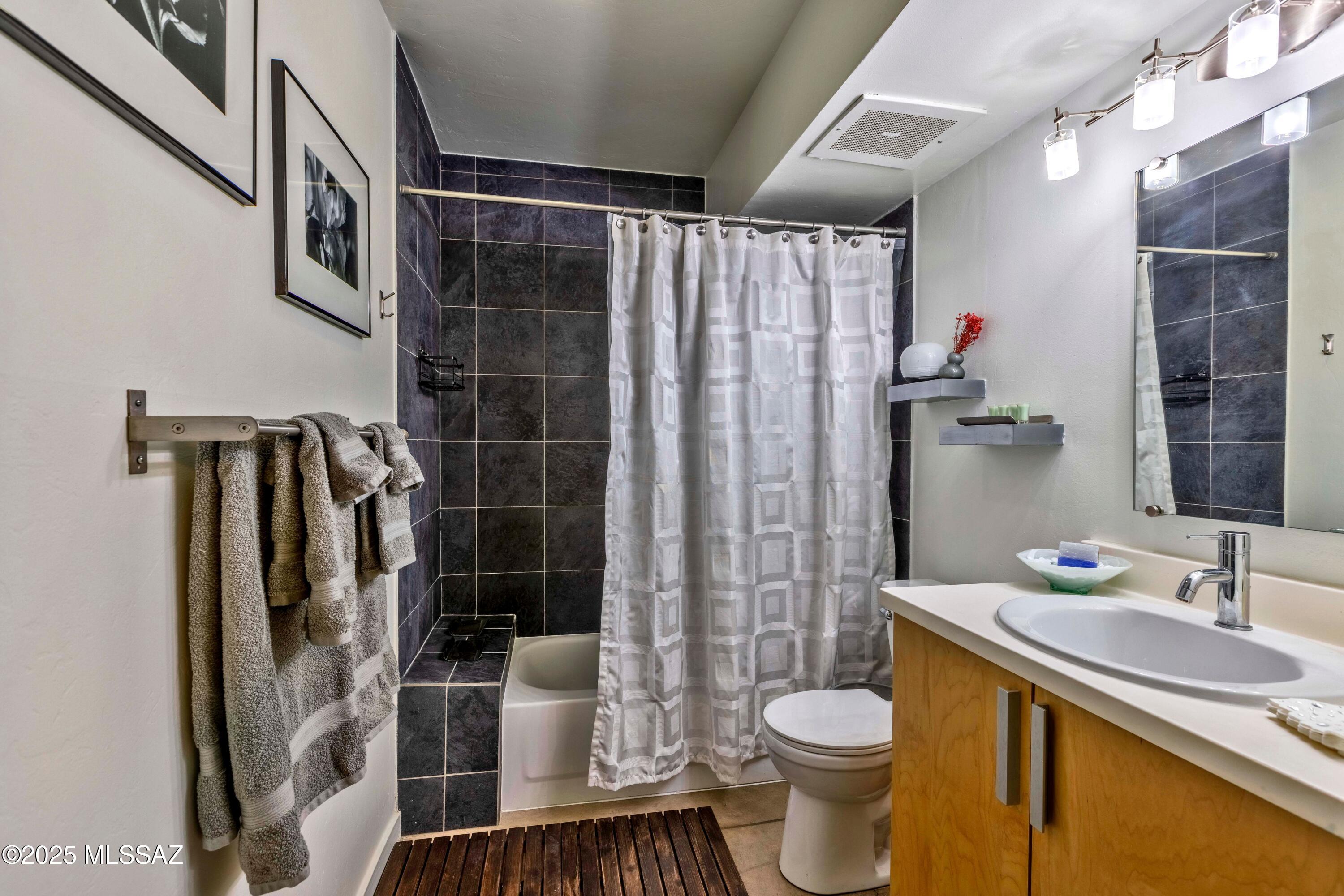 1001 E 17Th Street Unit: 122