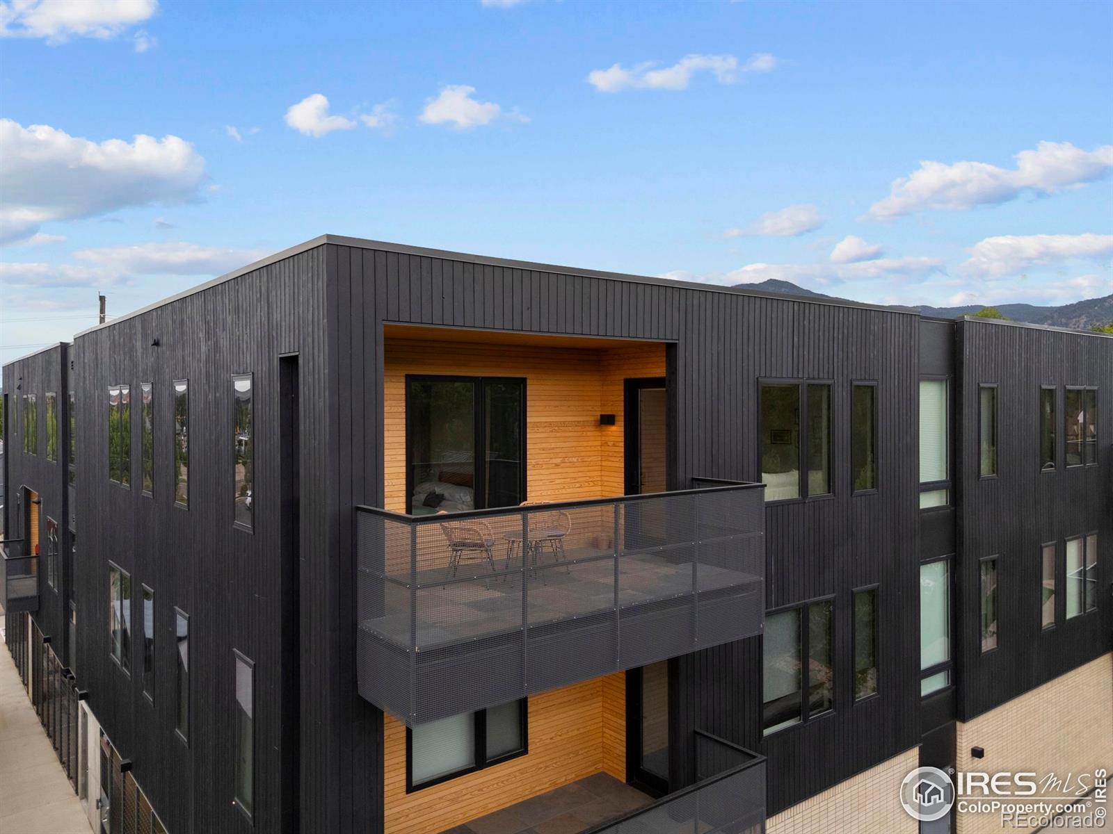 2718 Pine Street Unit: 301