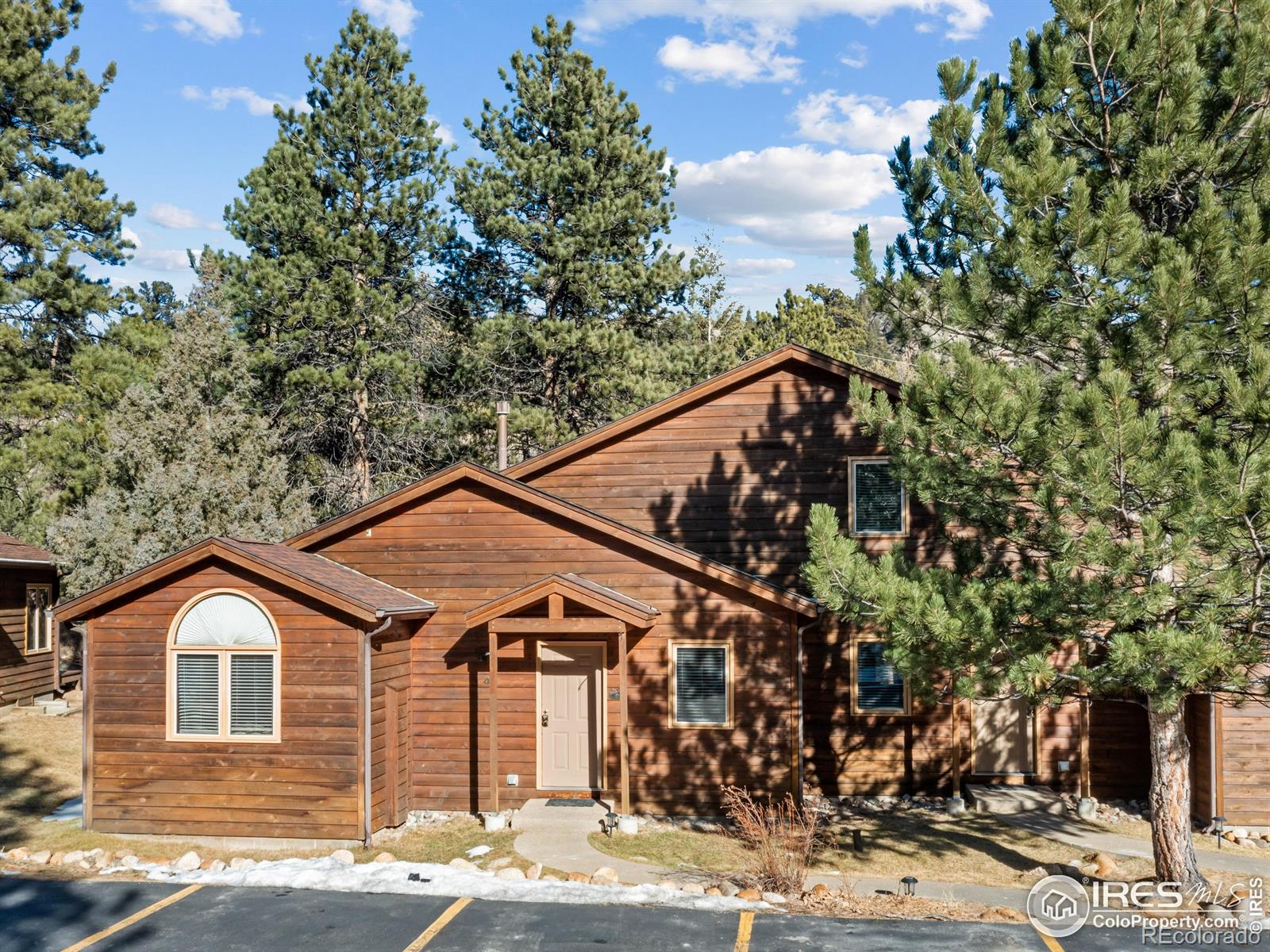 525 Fall River Lane Unit: 4