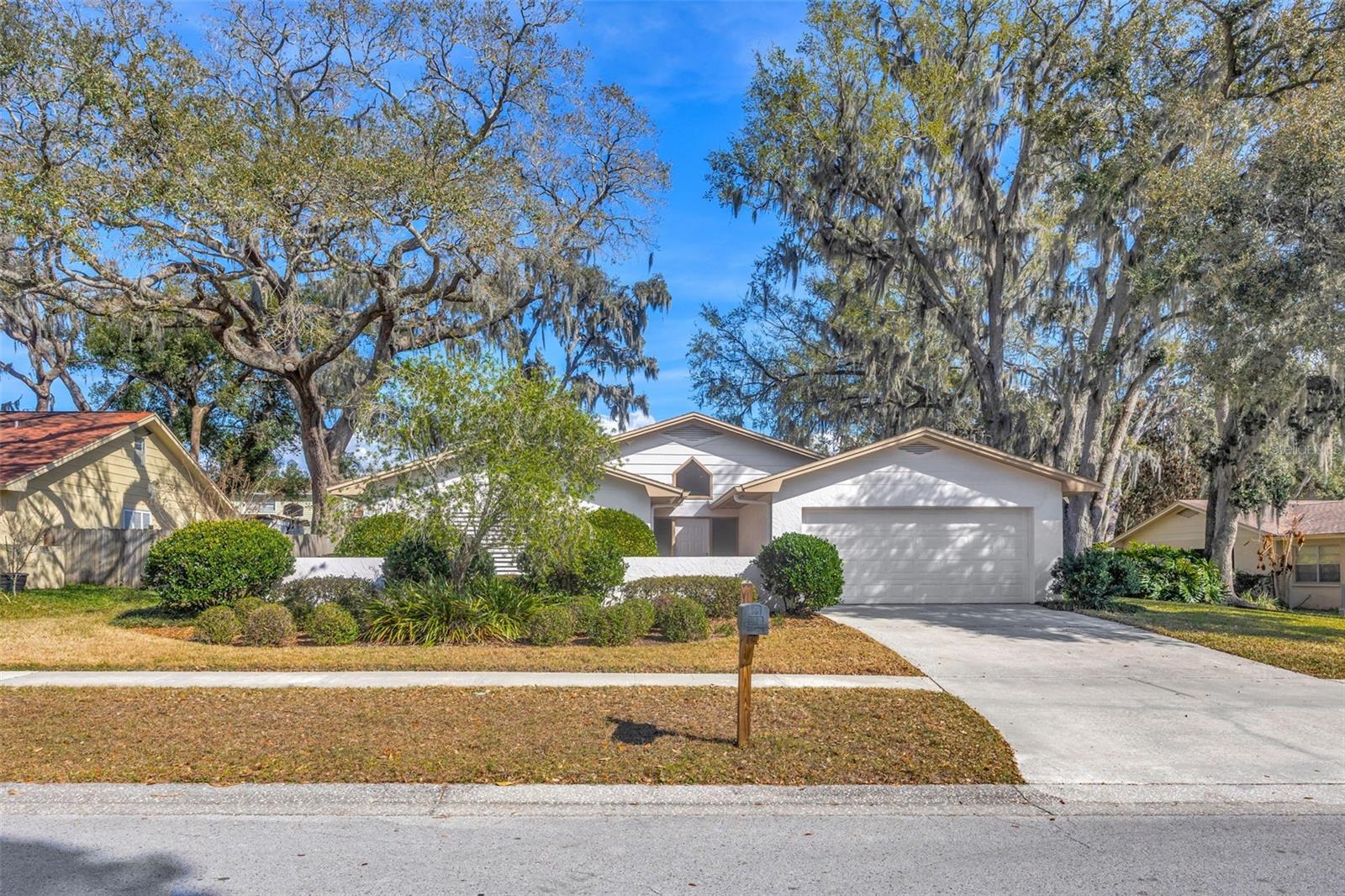 1011 MEADOWCREST DR
