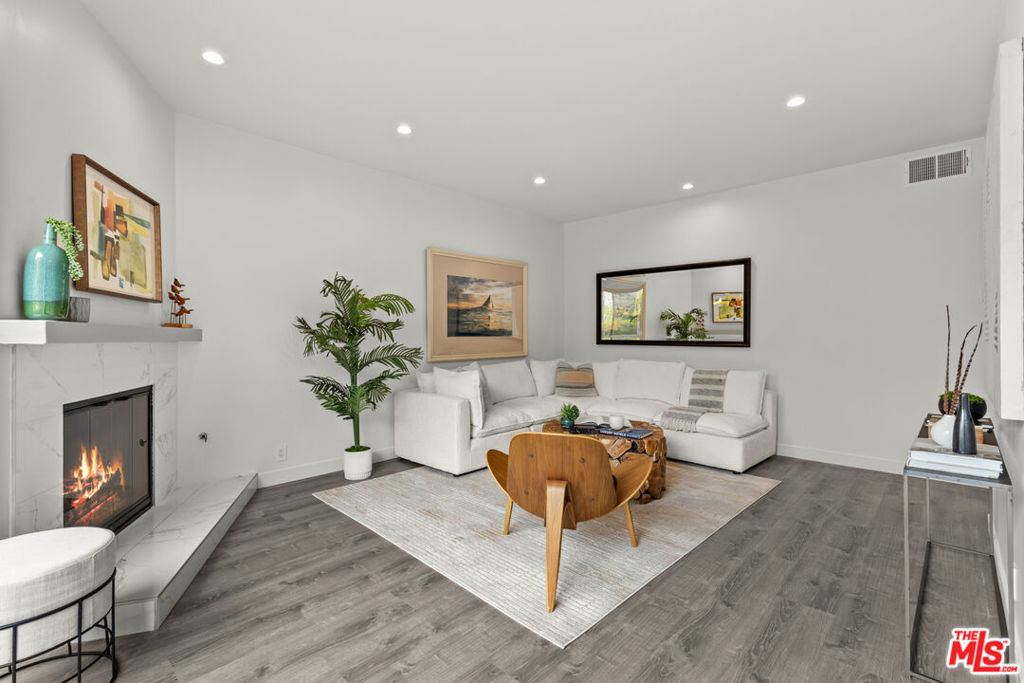 8110 Manitoba Street 106