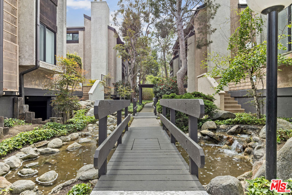 8110 Manitoba Street 106