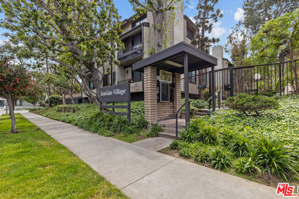 8110 Manitoba Street 106