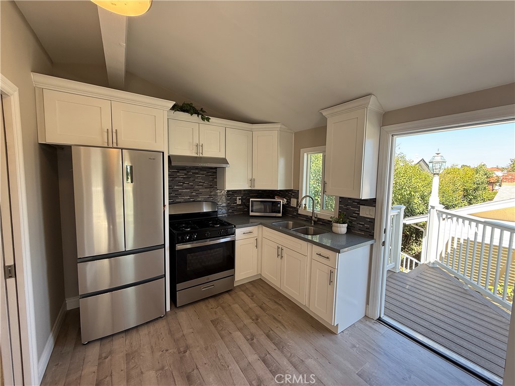 1373 W 12th Street W