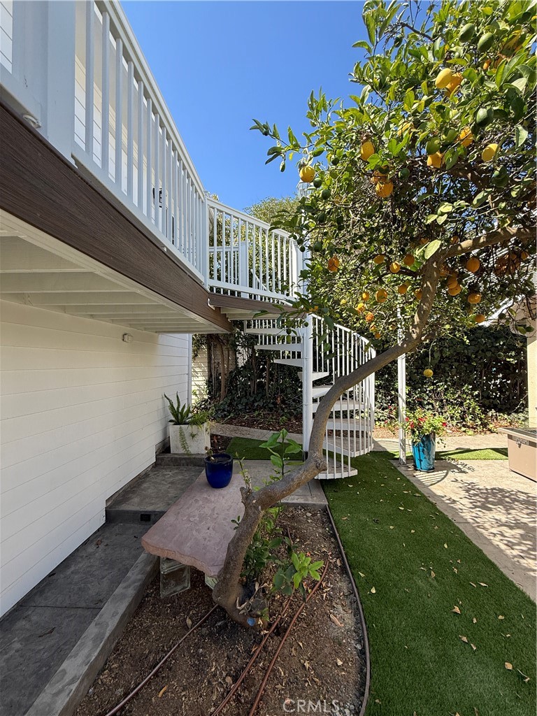 1373 W 12th Street W