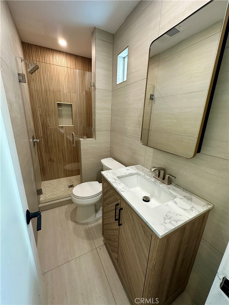 933 1/2 Bayview Drive