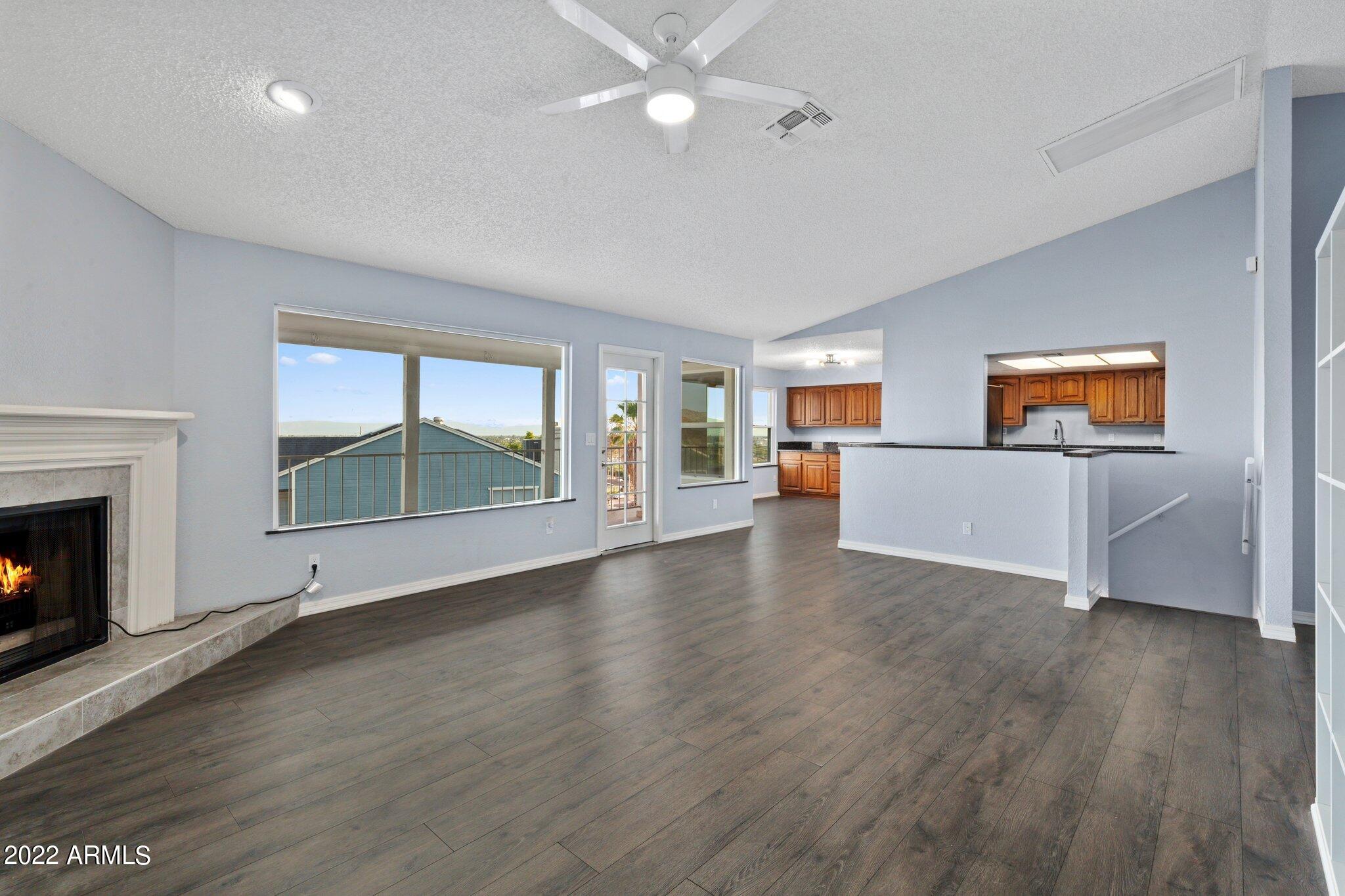1102 W Peoria Avenue, 11