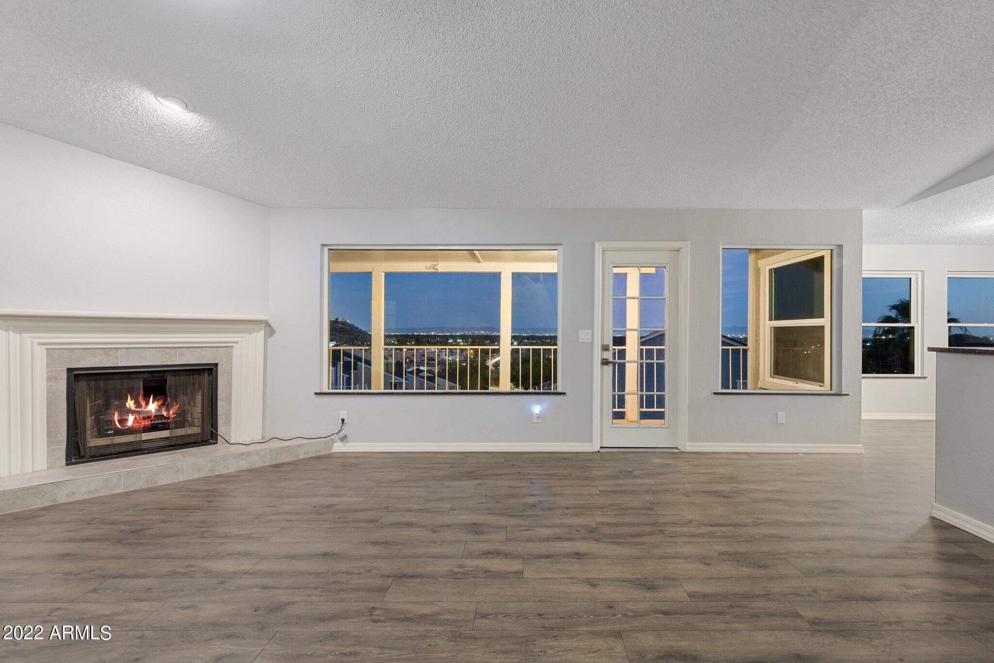 1102 W Peoria Avenue, 11