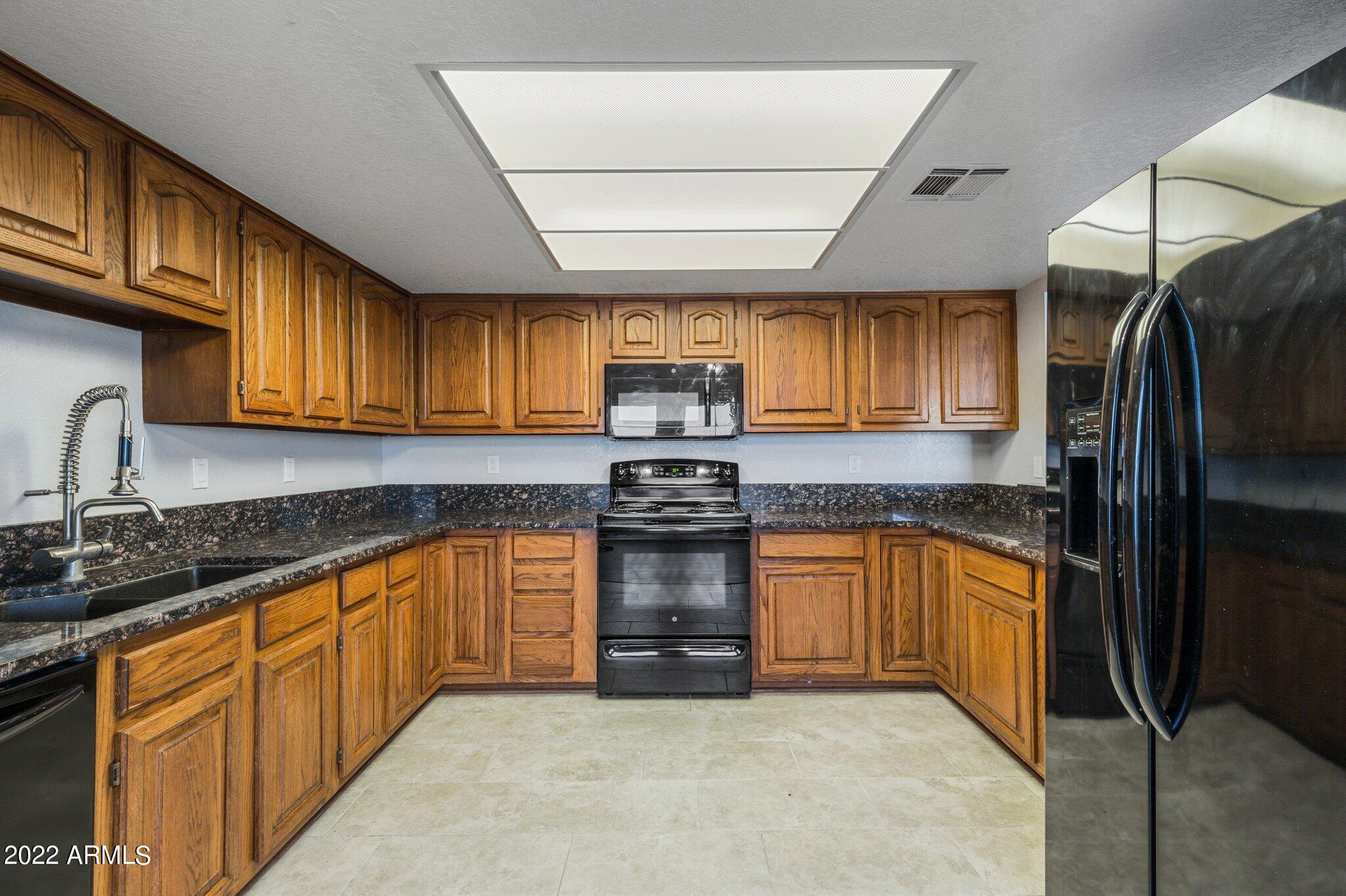 1102 W Peoria Avenue, 11