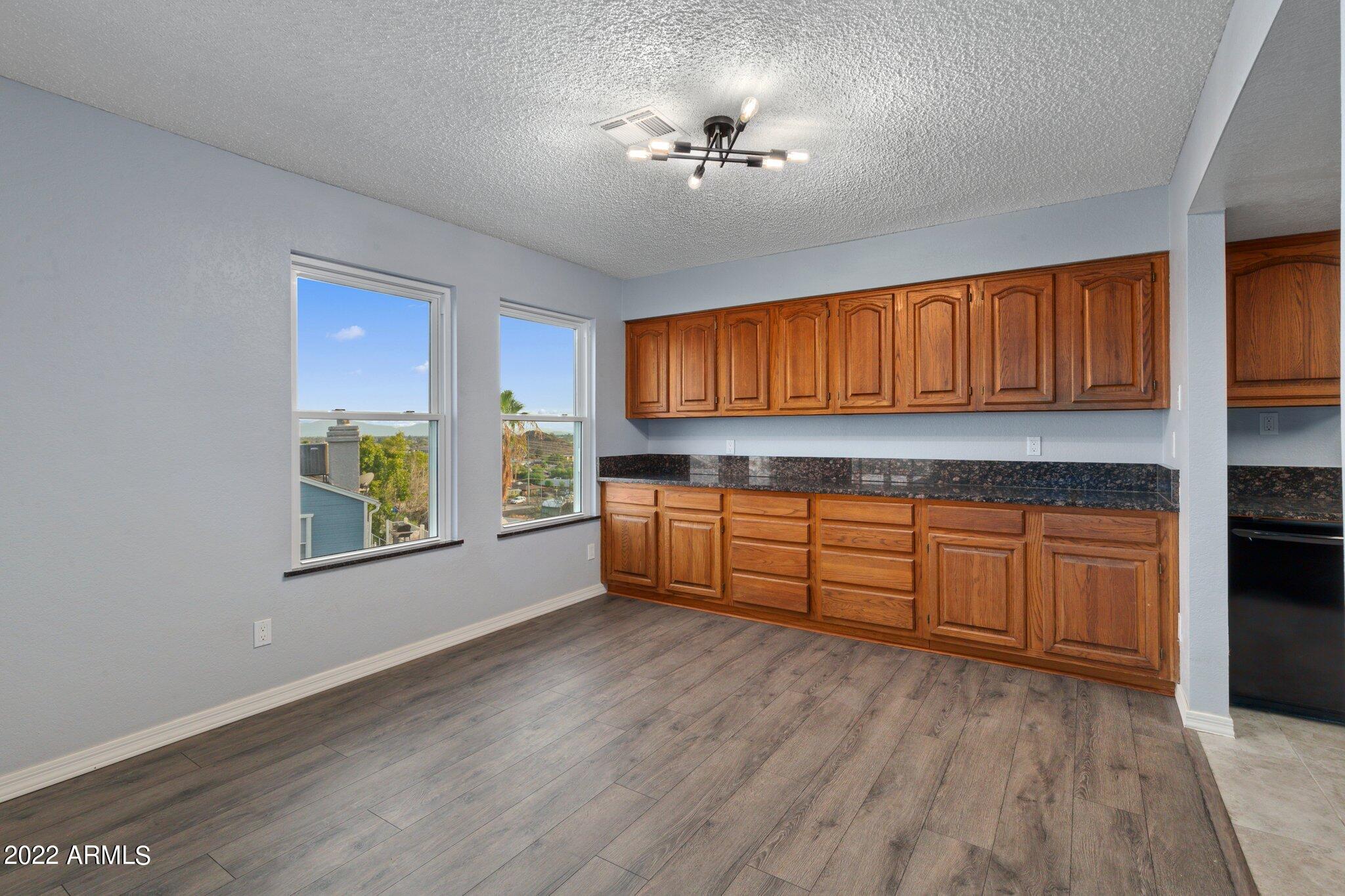 1102 W Peoria Avenue, 11