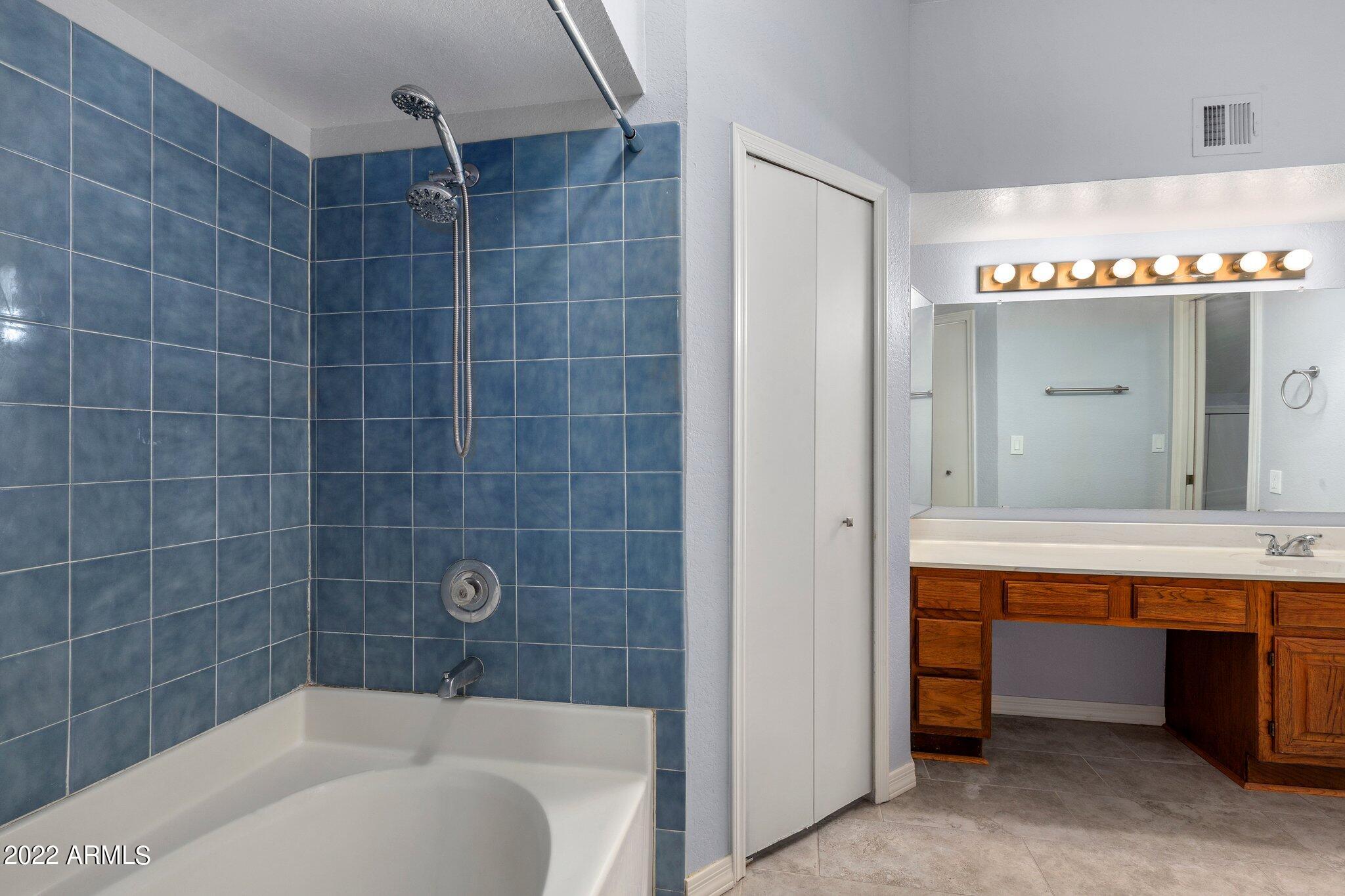 1102 W Peoria Avenue, 11