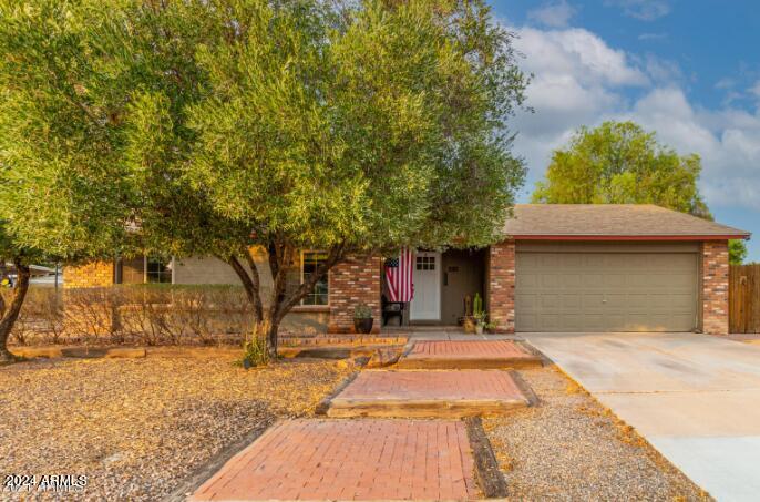 2103 N TAMARISK Street