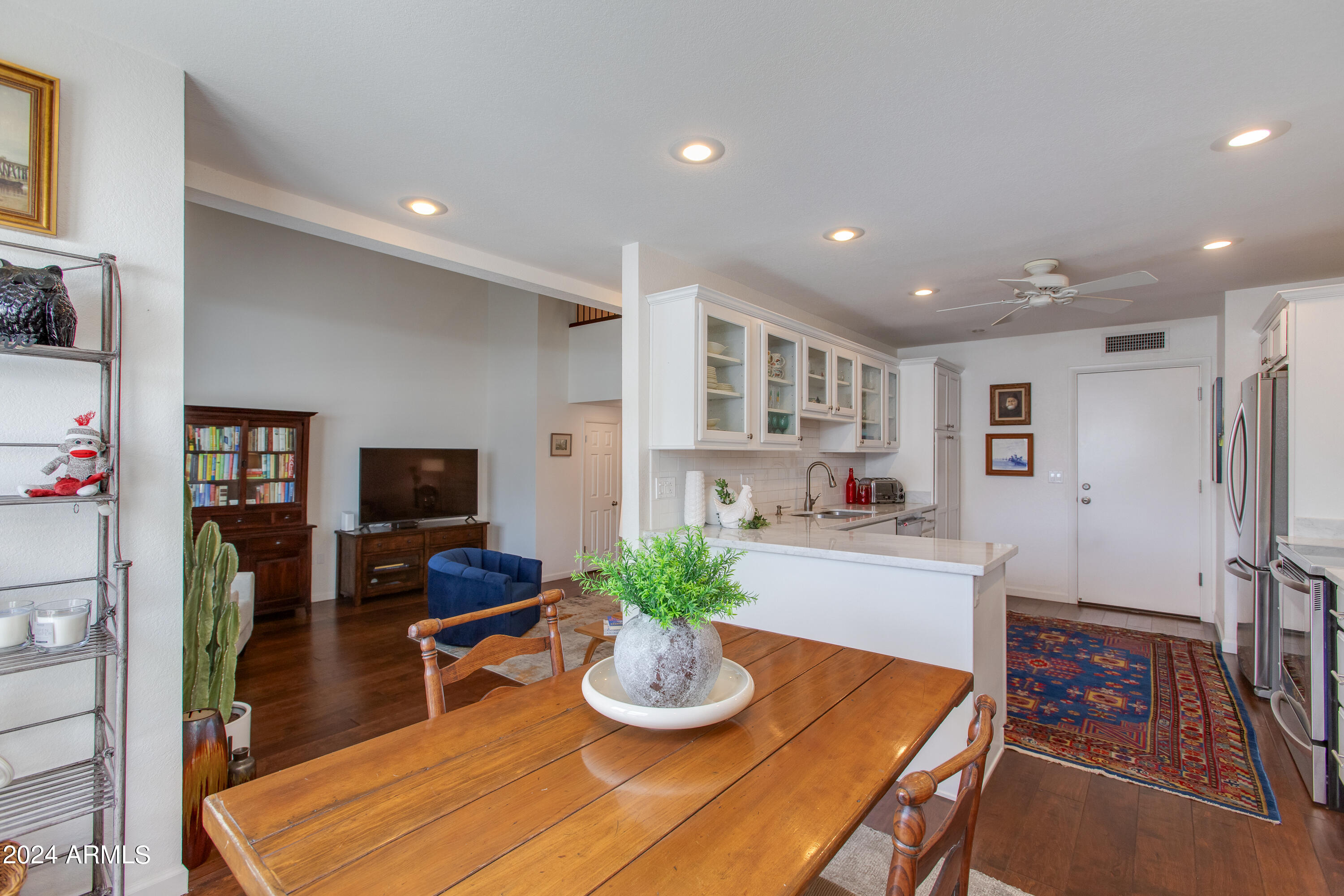 10 W Georgia Avenue, 6