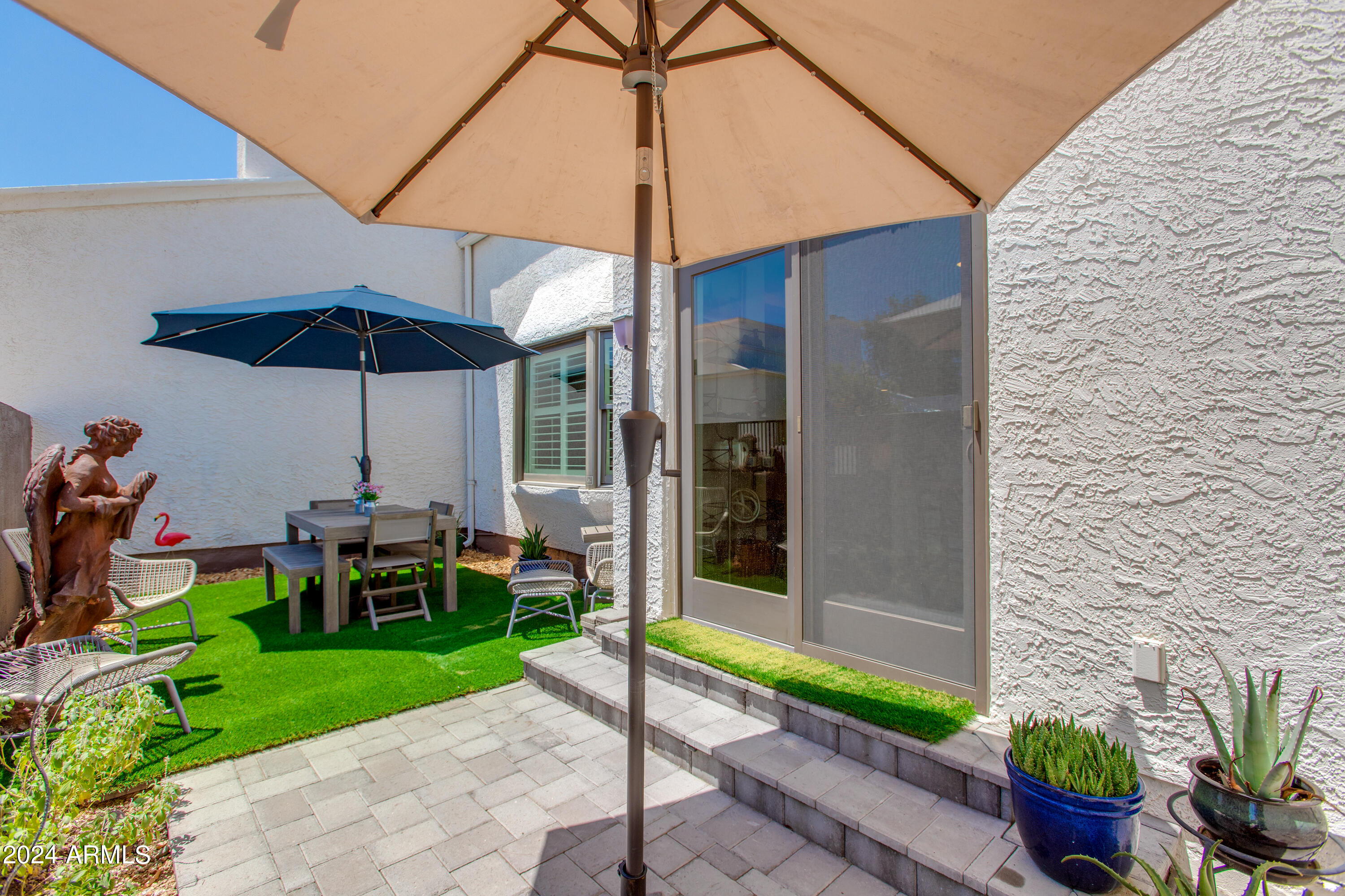 10 W Georgia Avenue, 6