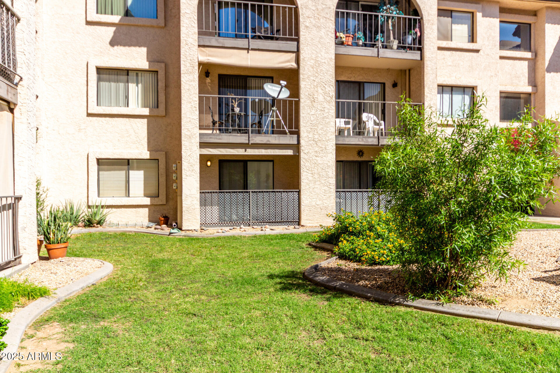 3033 E DEVONSHIRE Avenue, 1037