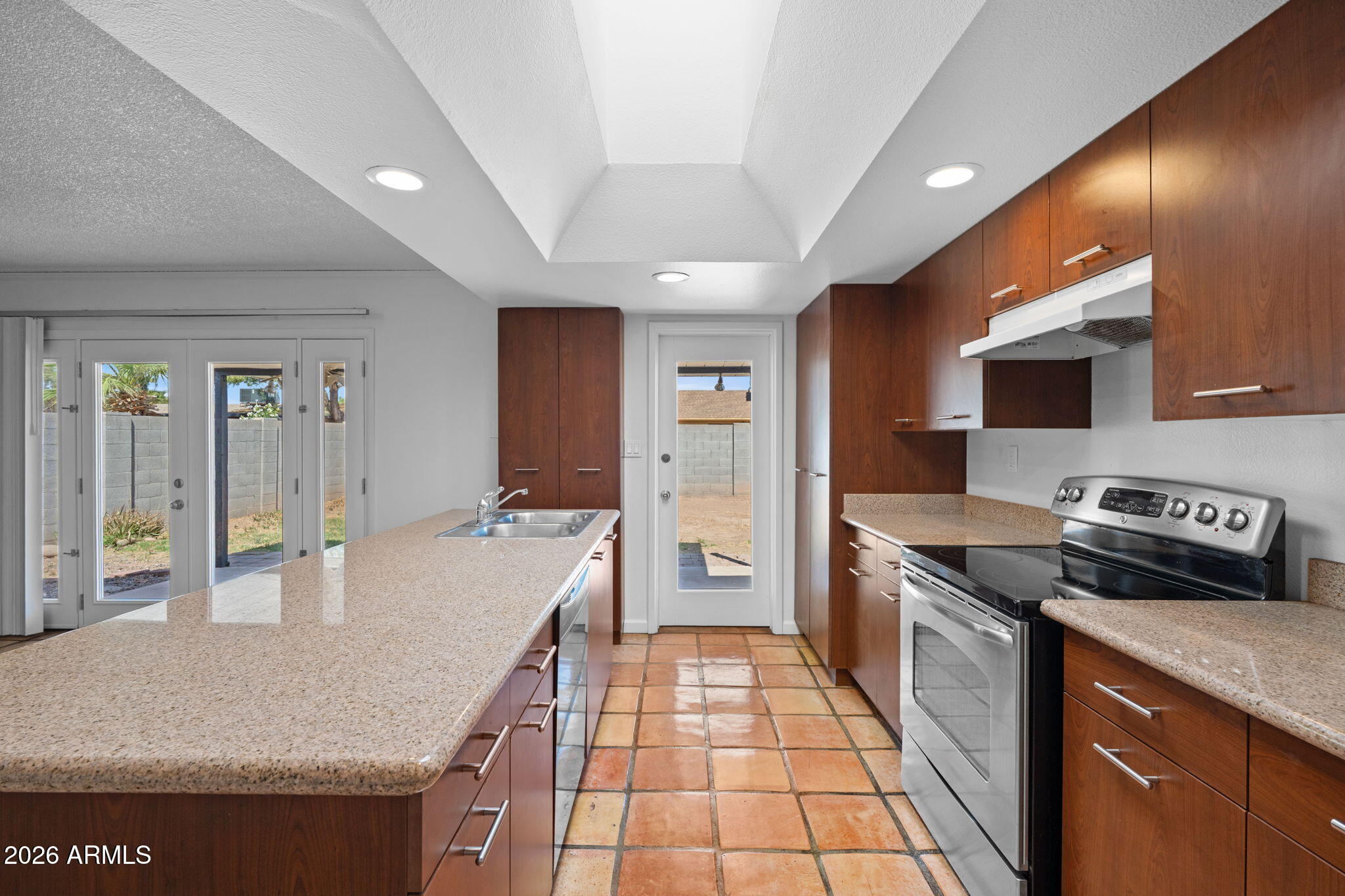 1664 E DEL RIO Drive