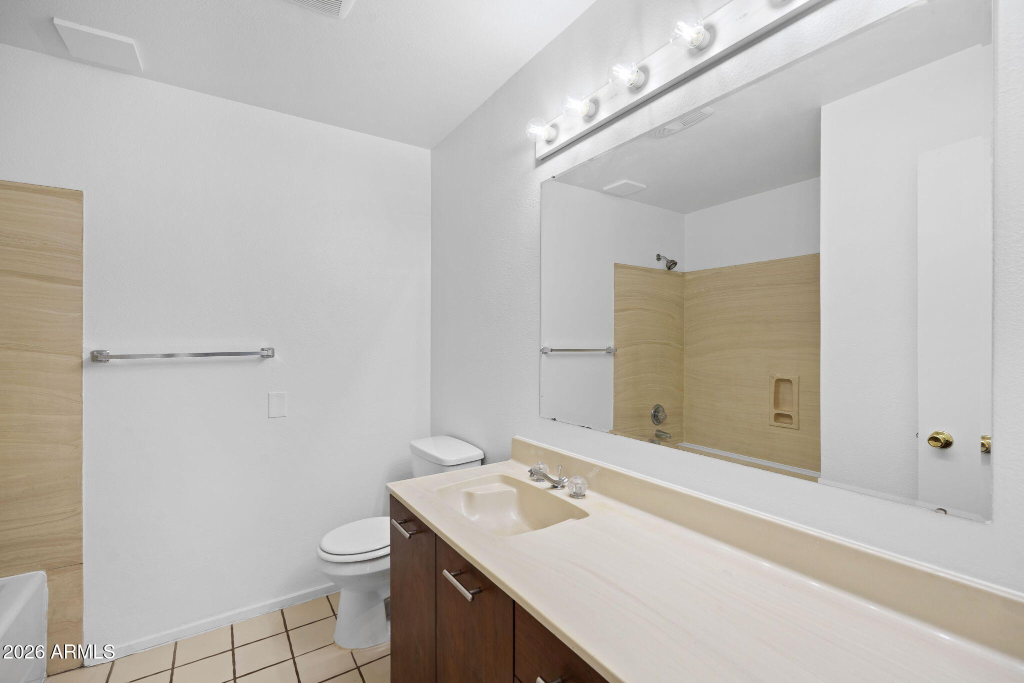 1664 E DEL RIO Drive