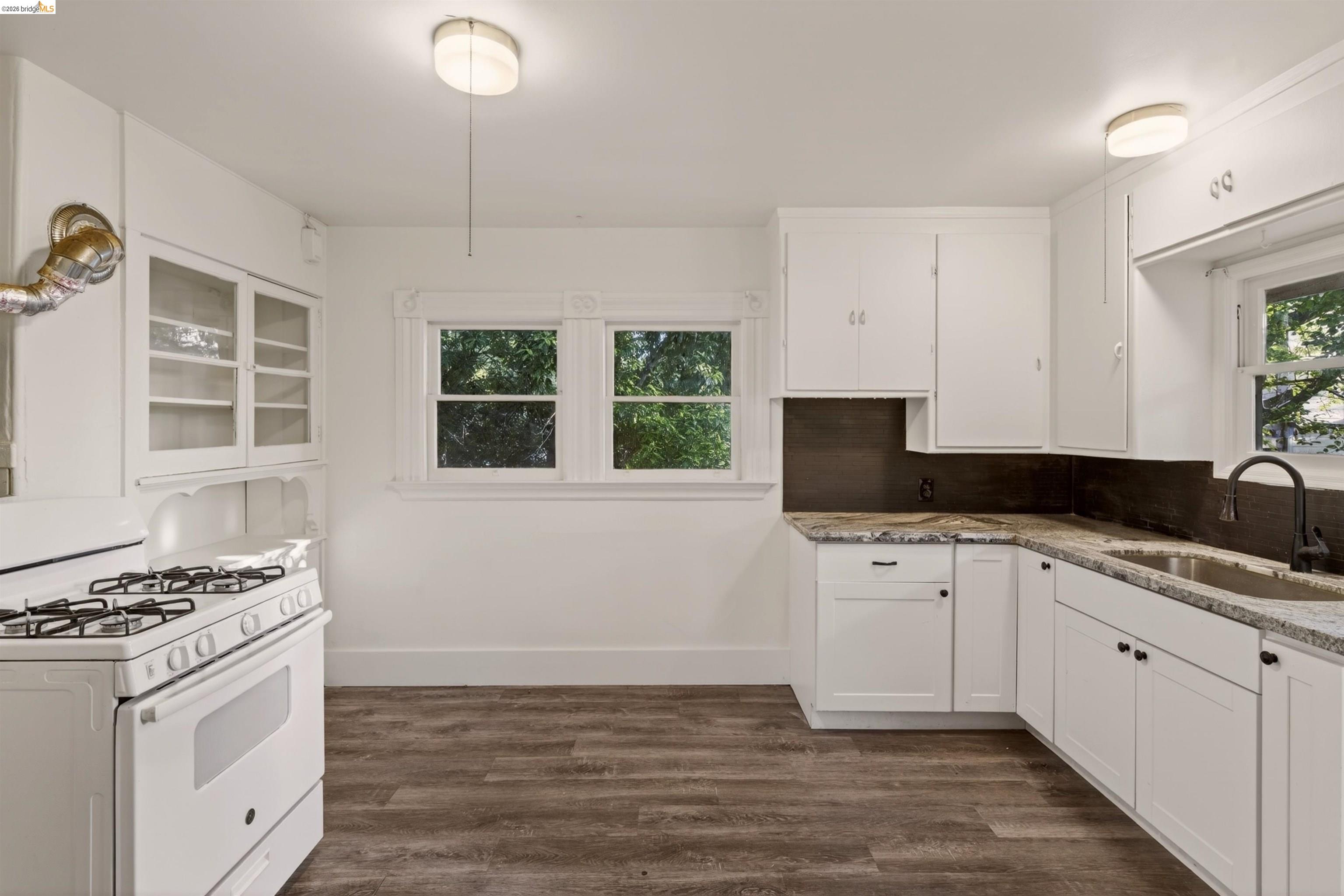 2338 Roosevelt Ave