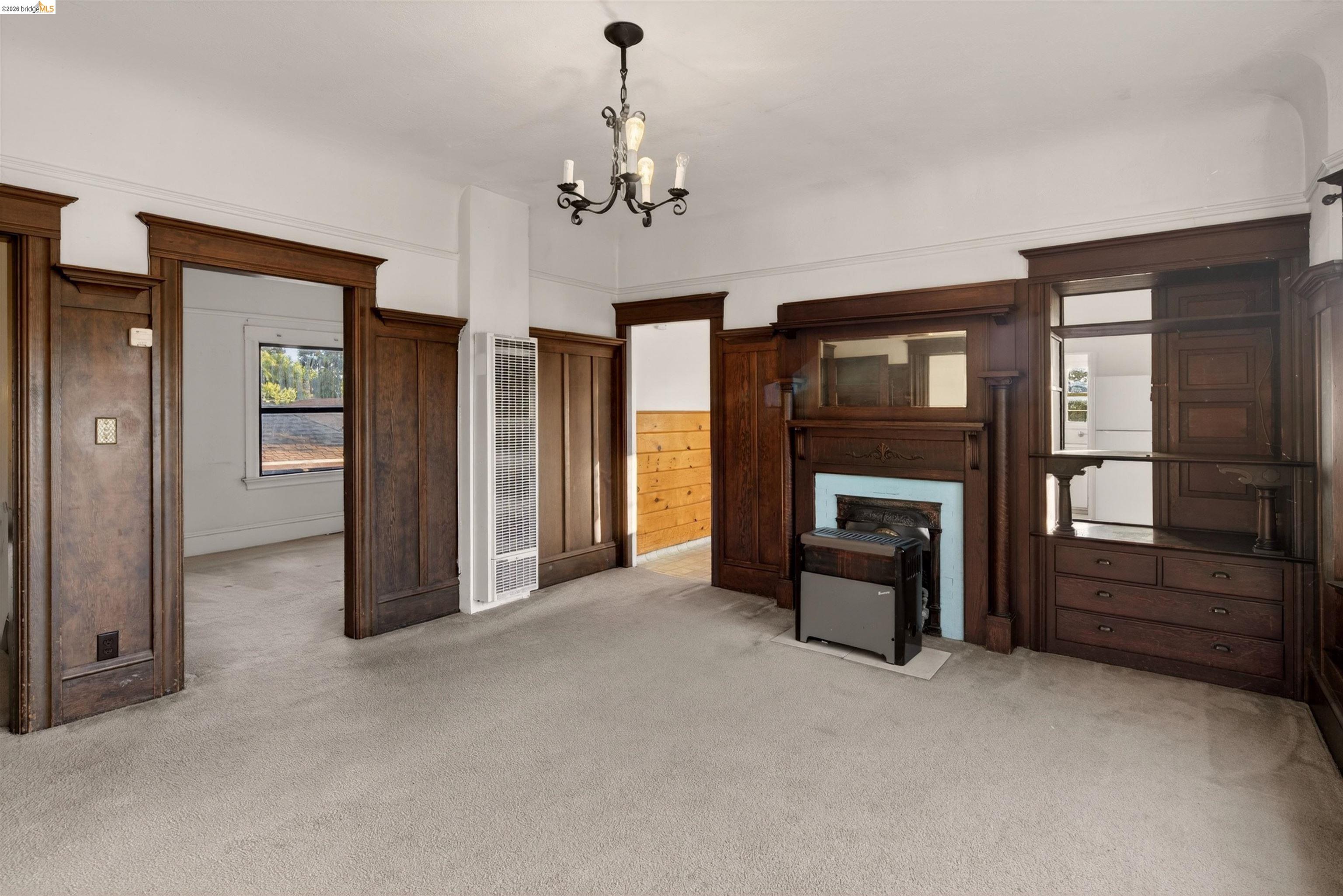 2338 Roosevelt Ave
