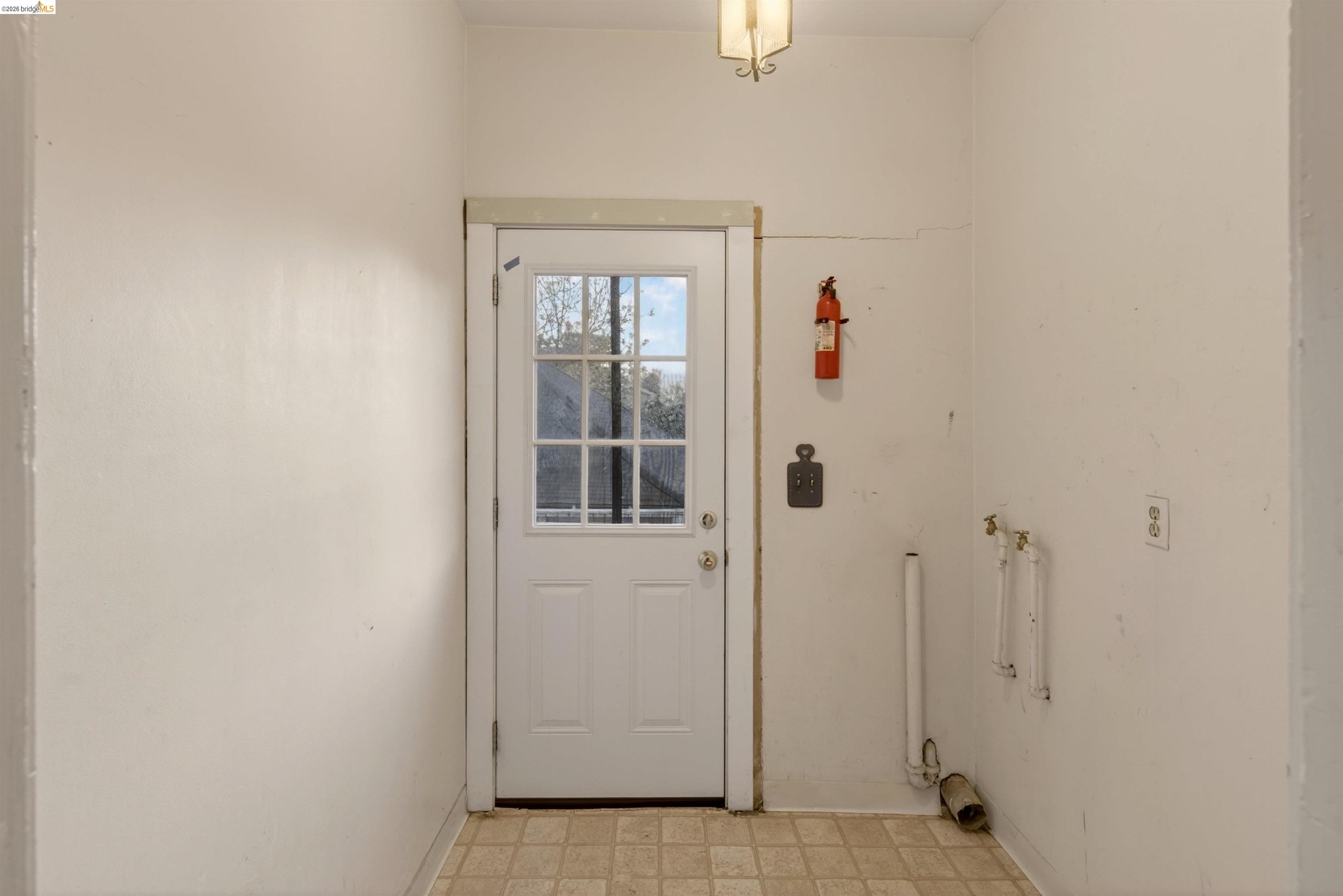 2338 Roosevelt Ave