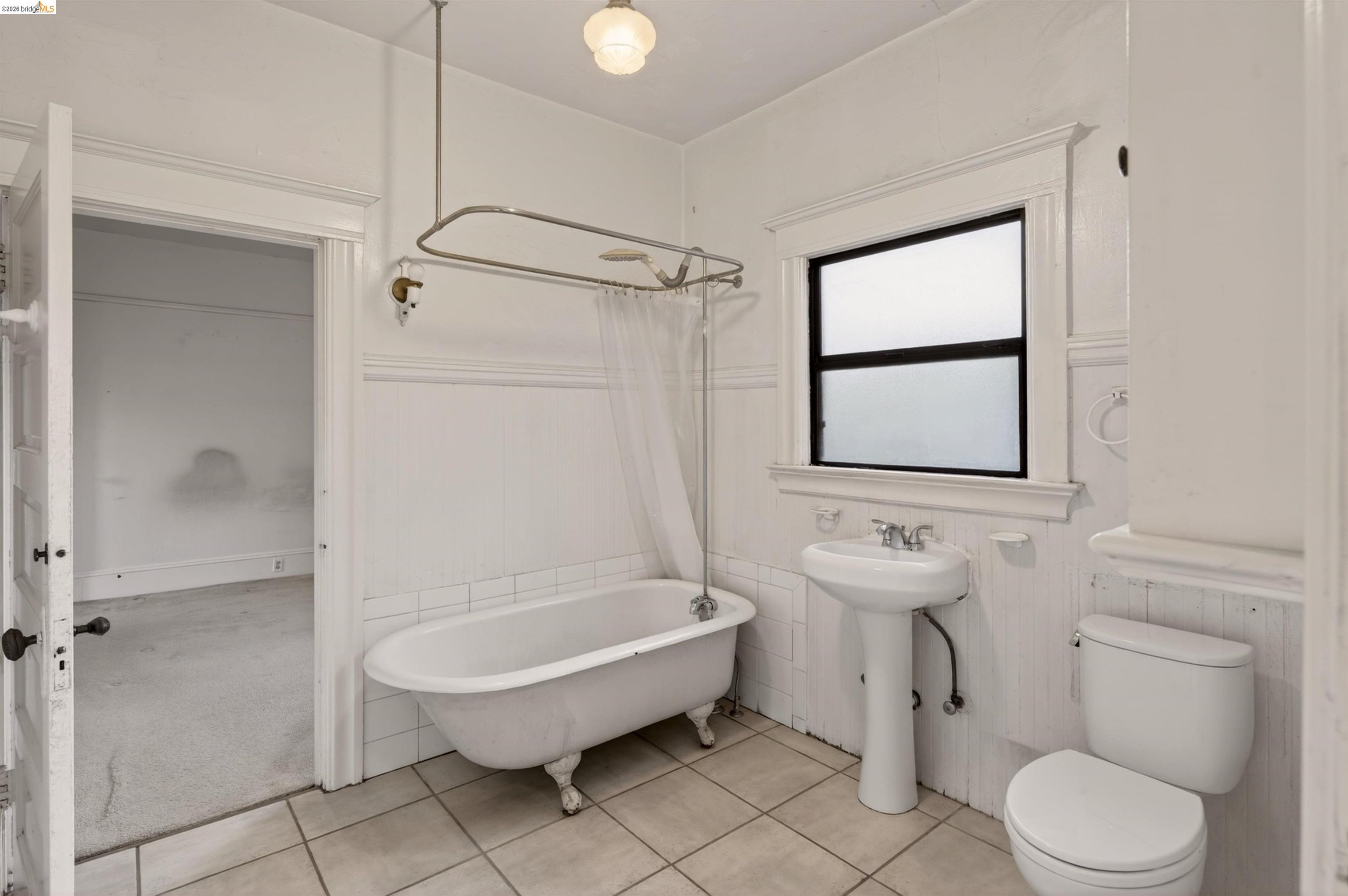 2338 Roosevelt Ave